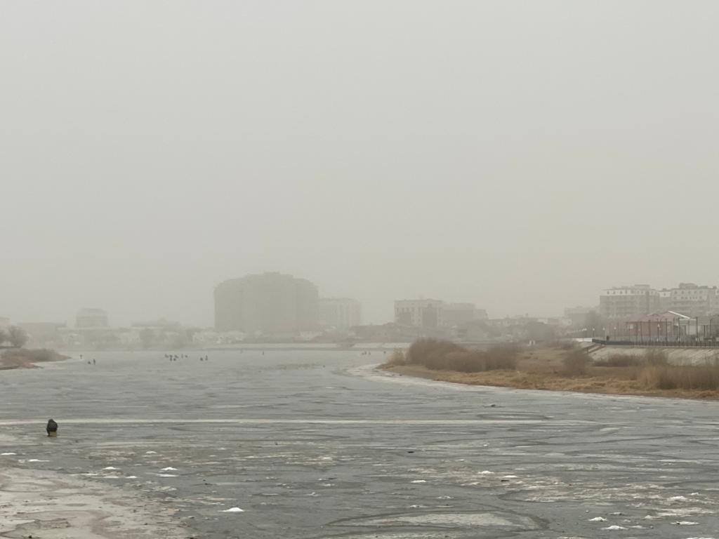 Atyraý qalasyn shańdy daýyl basyp tur