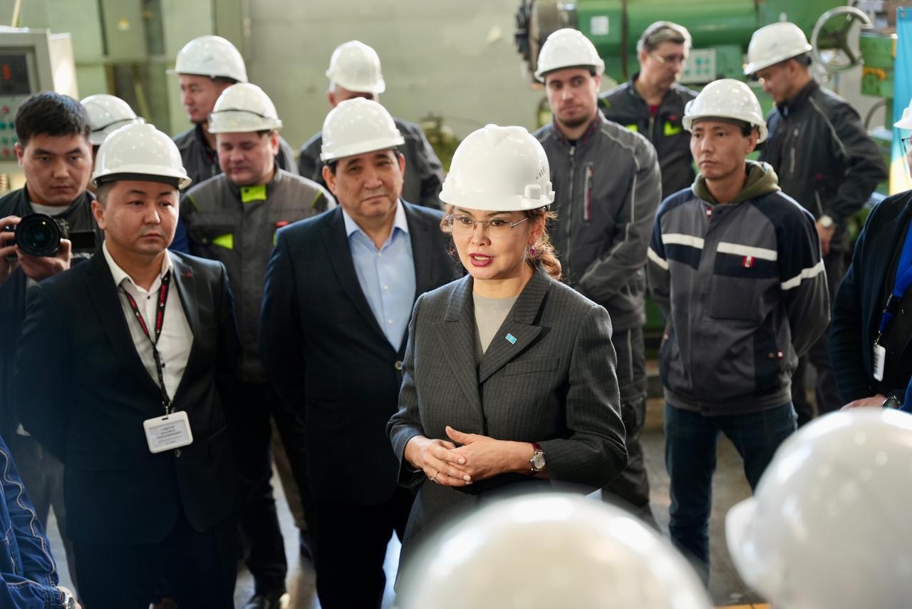 Jalpyulttyq koalısııa músheleri Batys Qazaqstan mashına jasaý zaýytynyń eńbek ujymymen Jańa Konstıtýsııa jobasyn talqylady