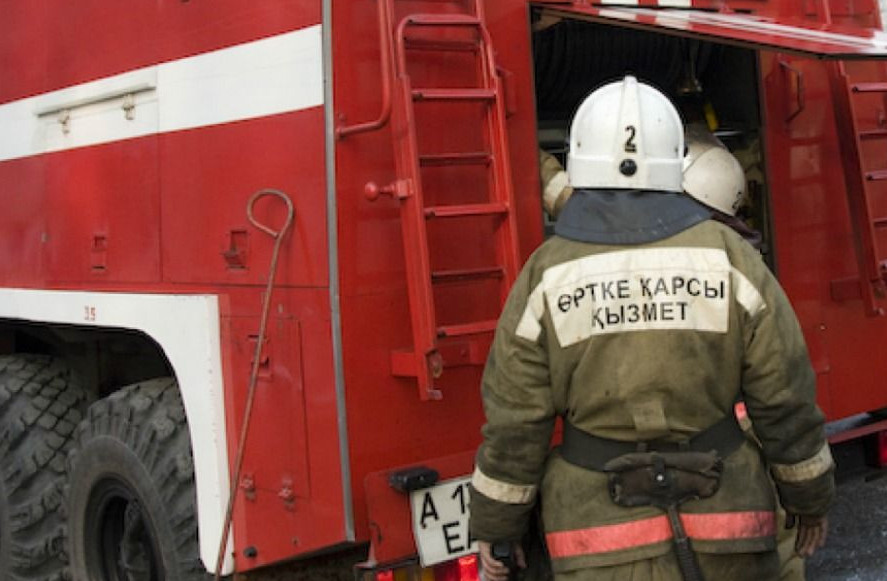 Astanada bir qabatty avtoservıstiń ǵımaratynan órt shyqty