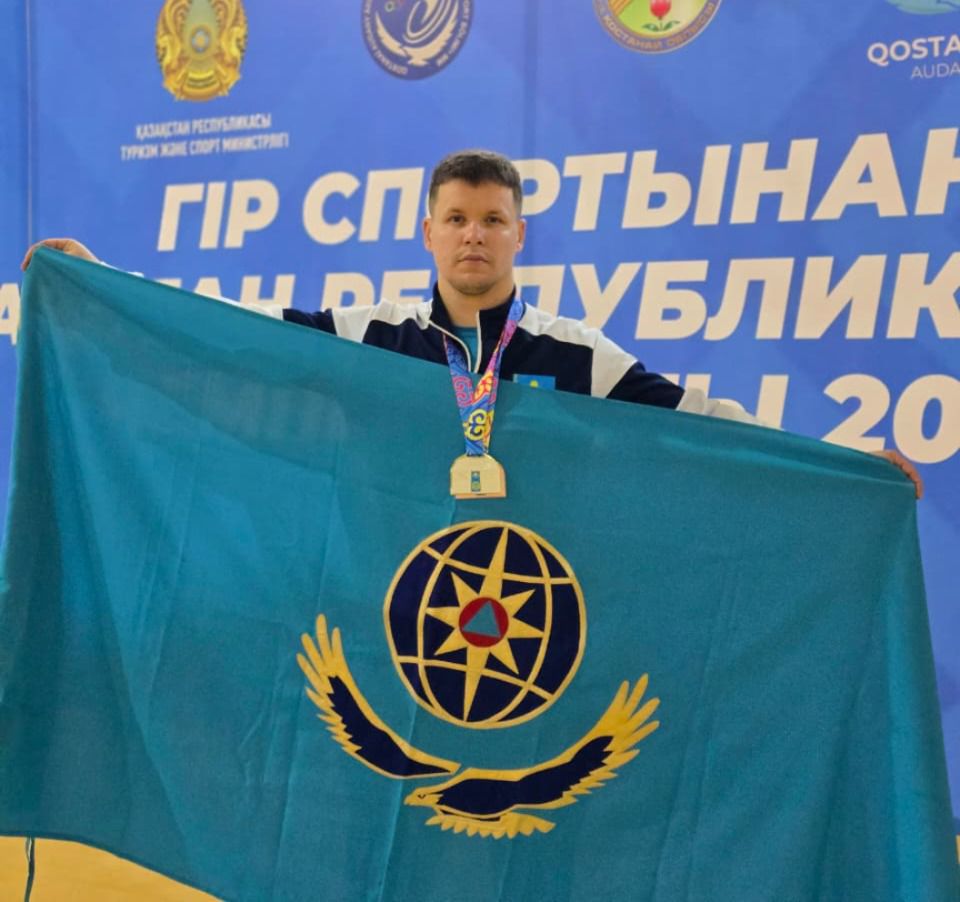 Qaraǵandylyq qutqarýshy gir tasyn kóterýden rekordyn jańartty