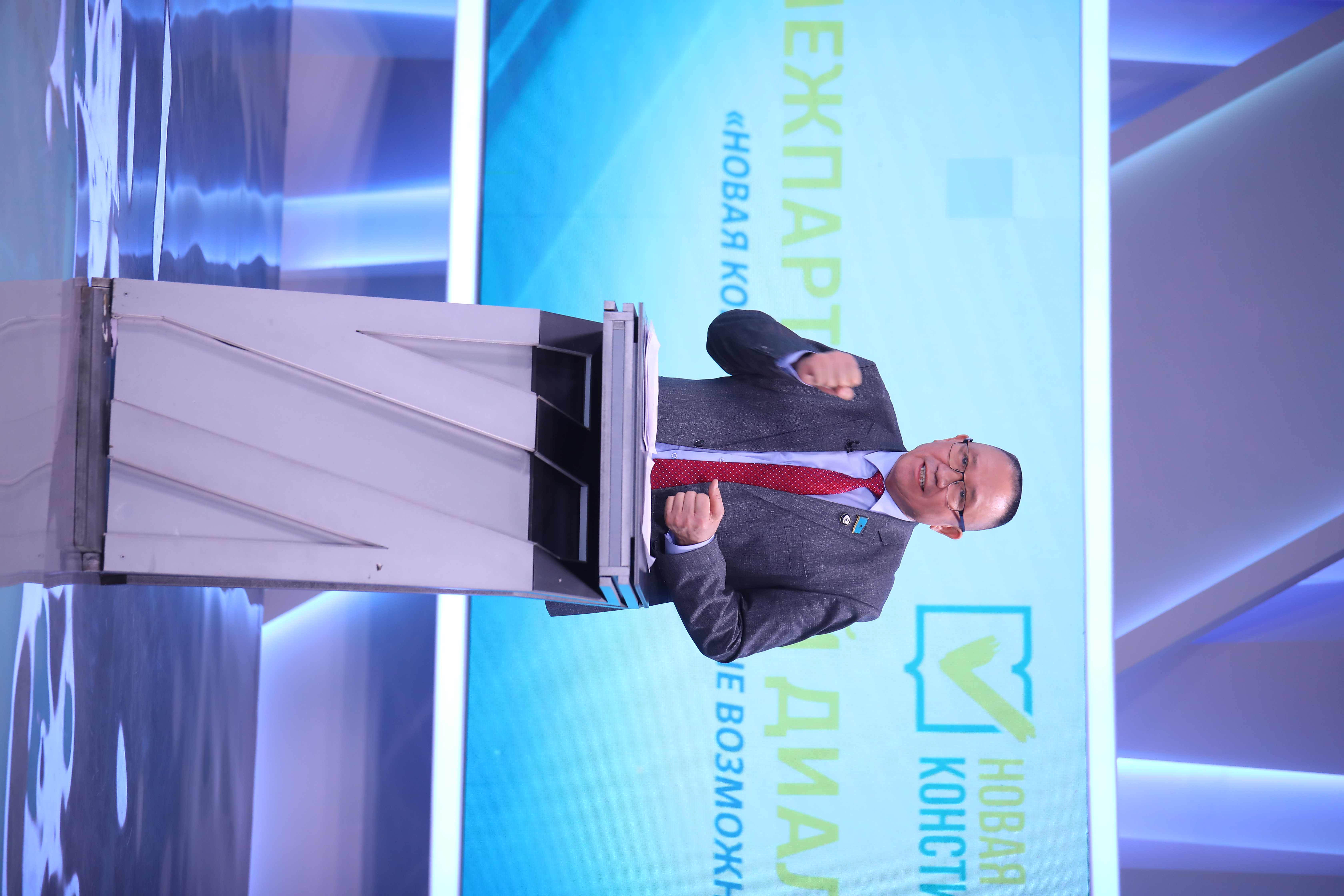 Búgin Jańa Konstıtýsııa jobasyn taldaýǵa arnalǵan partııaaralyq dıalog ótti