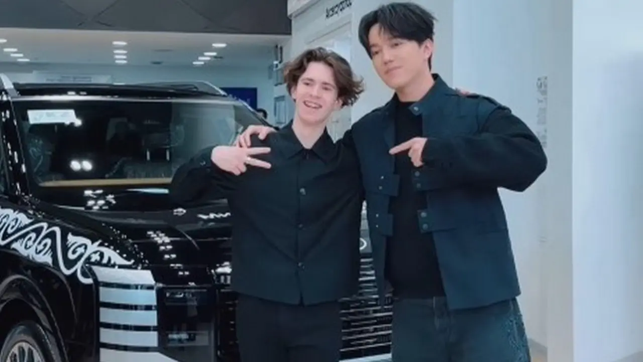 Dımash Qudaıbergen Mıhaıl Shaıdorovqa ýáde etken avtokóligin tabystady