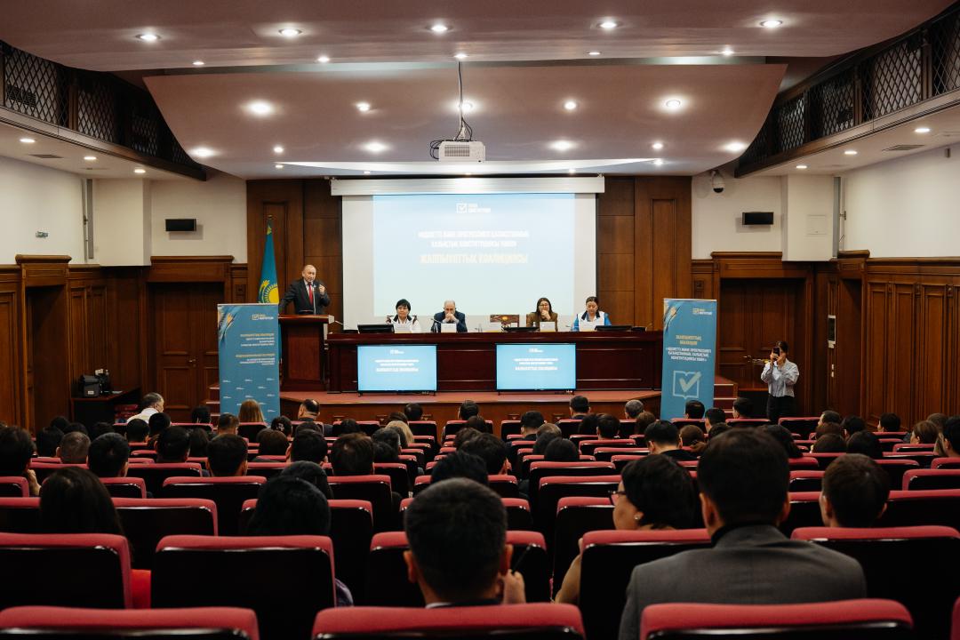 Mádenıet jáne aqparat mınıstrliginde jańa Konstıtýsııa jobasyn túsindirý jóninde kezdesý ótti