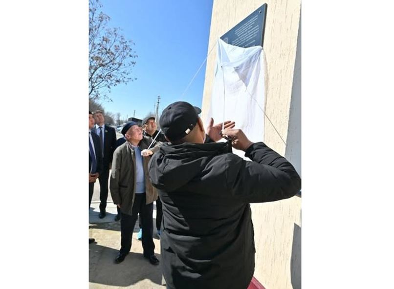 Erlikpen qaza tapqan feldsherge týǵan jerinde eskertkish taqta ornatyldy