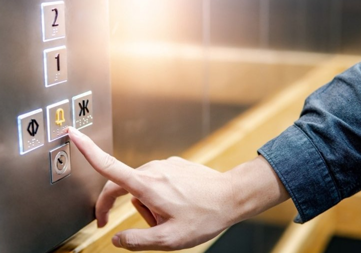 Astanada qutqarýshylar lıftide qalyp qoıǵan balalardy shyǵaryp aldy