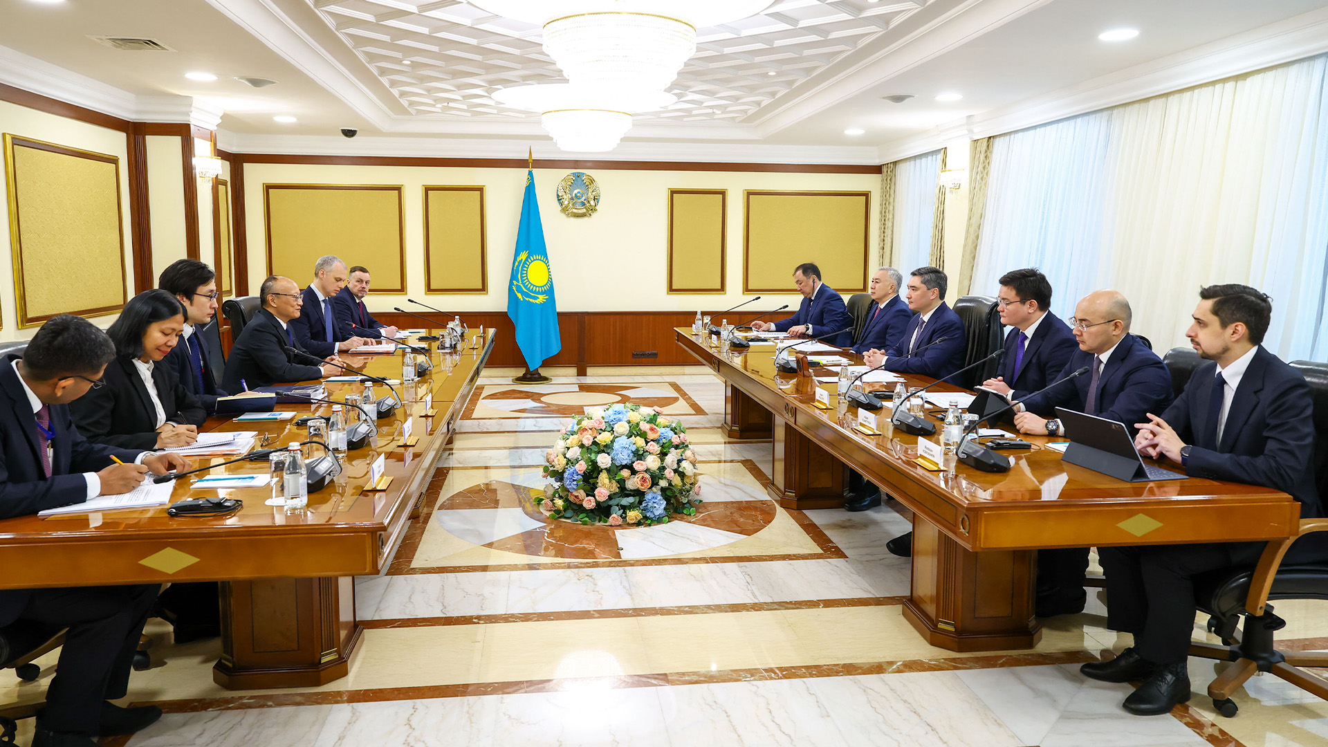 Azııa damý banki aýqymdy jobalardy qarjylandyrýǵa múddeli