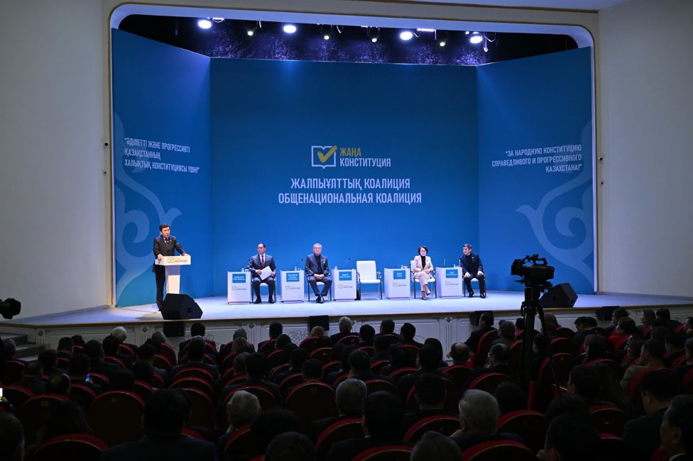 Koalısııa músheleri Atyraý oblysynyń stýdentterimen jańa Konstıtýsııa jobasyn talqylady