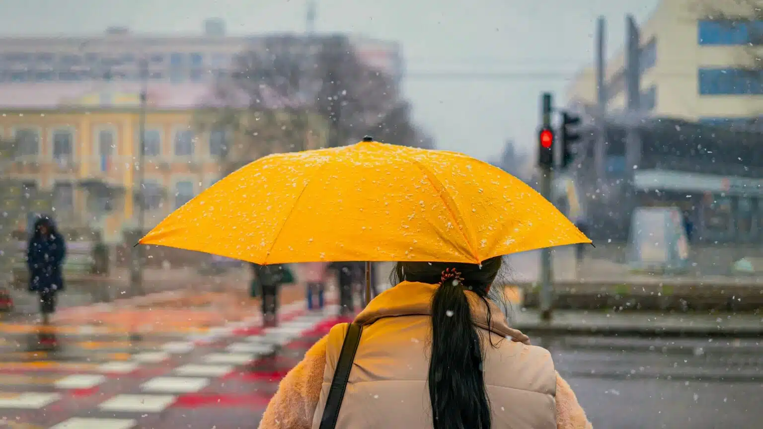 Erteń birneshe óńirde qar aralas jańbyr jaýady