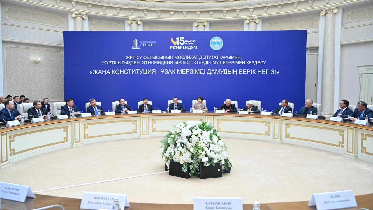 Senat tóraǵasy Jetisý fermerlerimen jańa Konstıtýsııany talqylady