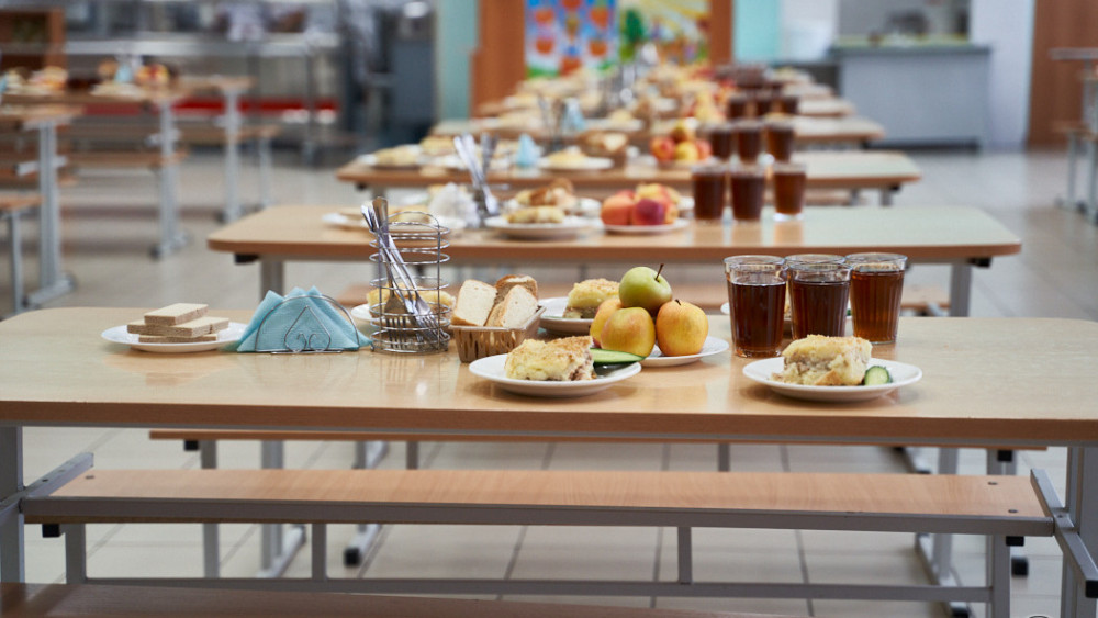 Tegin tamaqtandyrý: Mektepter onlaınǵa kóshkende kásipkerlerdiń shyǵynyn kim óteıdi?