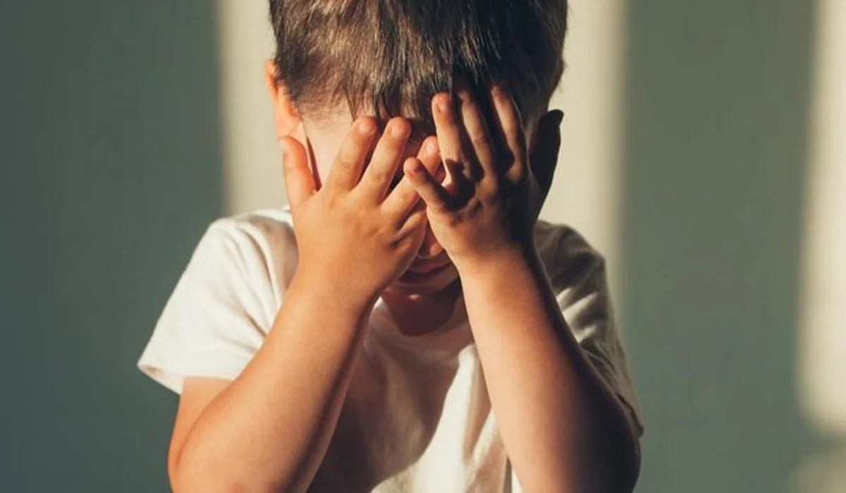 Almatyda balaǵa kúsh qoldanǵan ońaltý ortalyǵynyń qyzmetkeri qamaýǵa alyndy