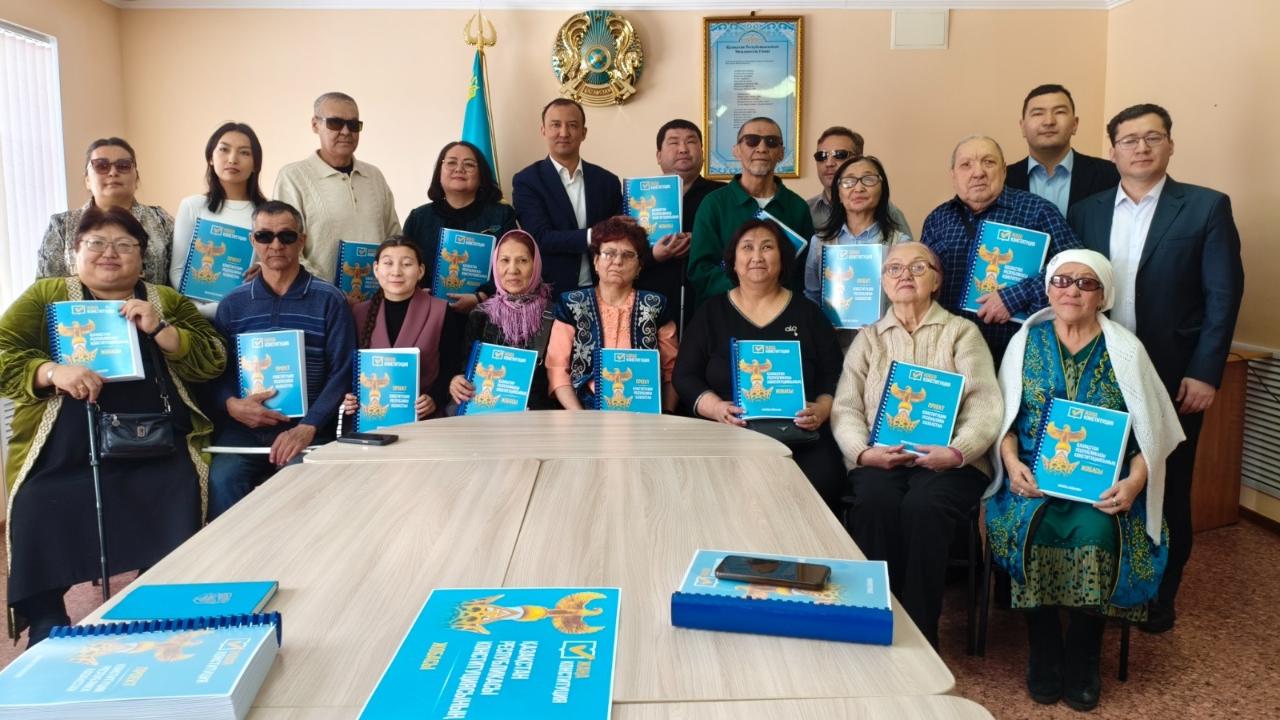 Qaraǵandy oblysynda jańa Konstıtýsııa jobasy Braıl qarpimen basylyp shyqty