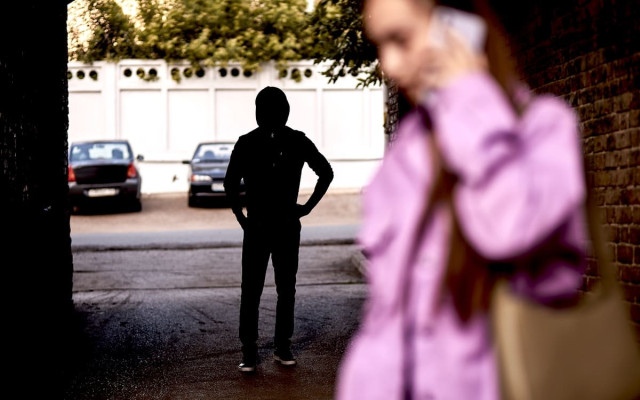 Terezeden syǵalap, mazasyn alǵan: Atyraý oblysynda stalkıng týraly jańa bap negizinde úkim shyqty