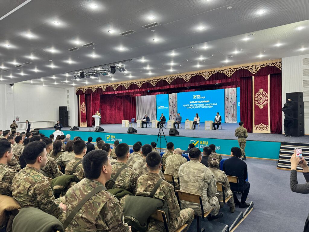 Áskerı qyzmetshilerge konstıtýsııalyq reforma tanystyryldy