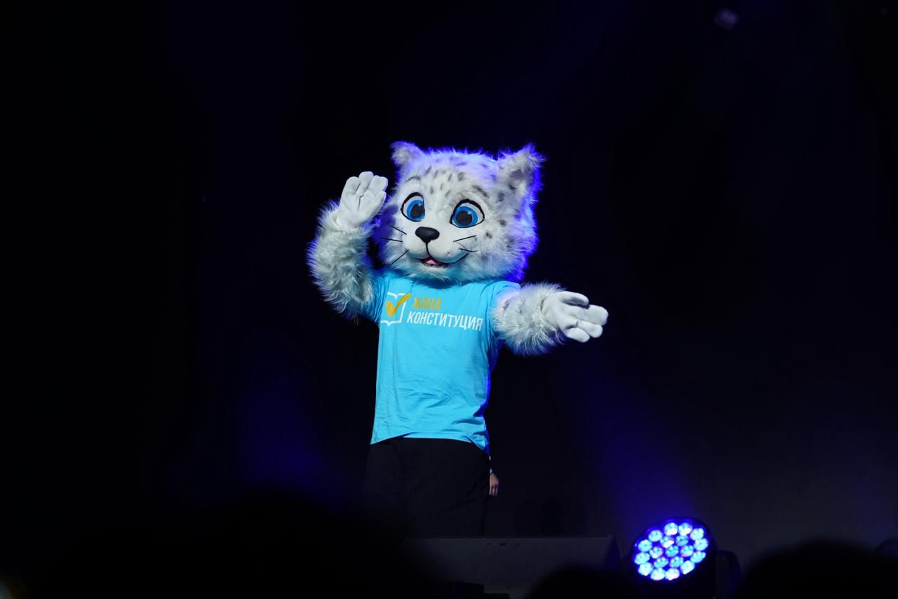 Robot Temirbek pen barys Ádilet jastardy jańa Konstıtýsııany qoldaýǵa shaqyrdy