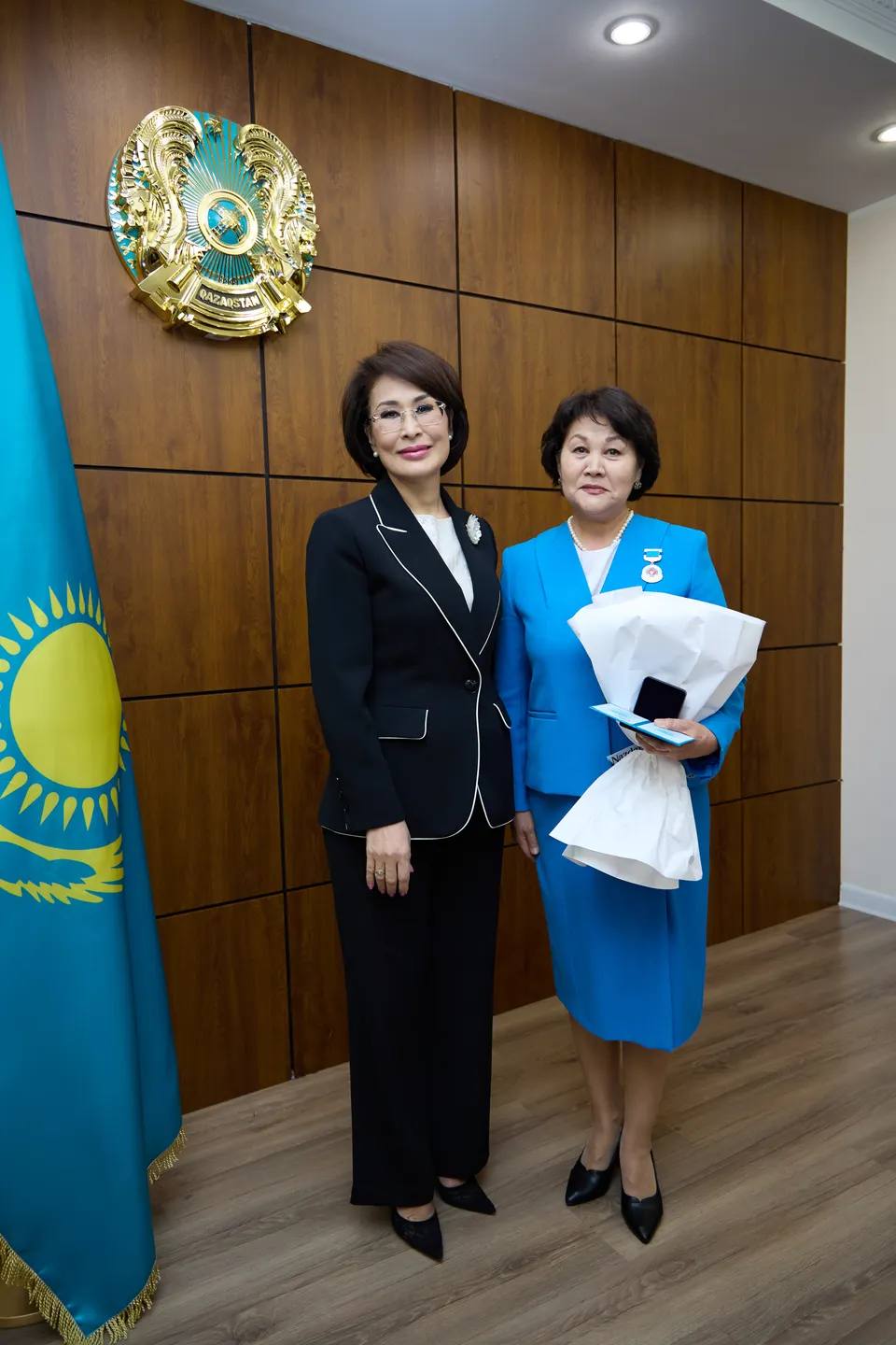 Aqmaral Álnazarova mereke qarsańynda medısına qyzmetkerlerin marapattady