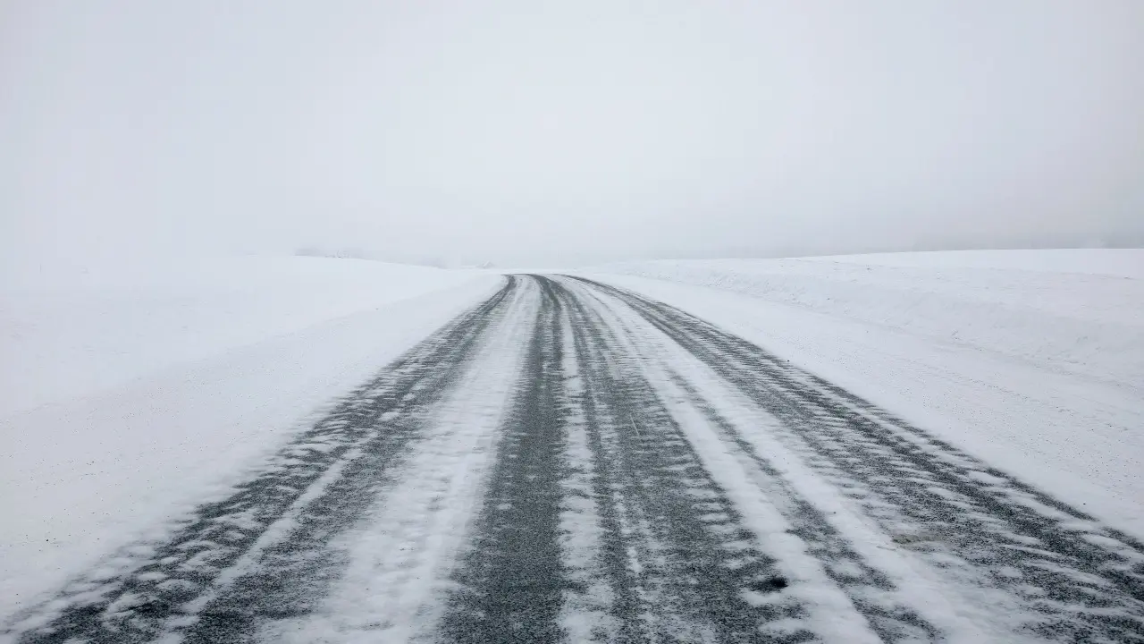 Qazaqstanda aýa raıynyń nasharlaýyna baılanysty birqatar tasjol erteńge deıin jabyldy