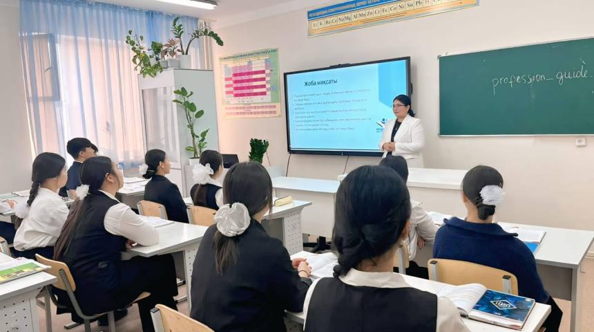 Qazaqstannyń bilim berý salasynda qansha áıel jumys isteıdi?