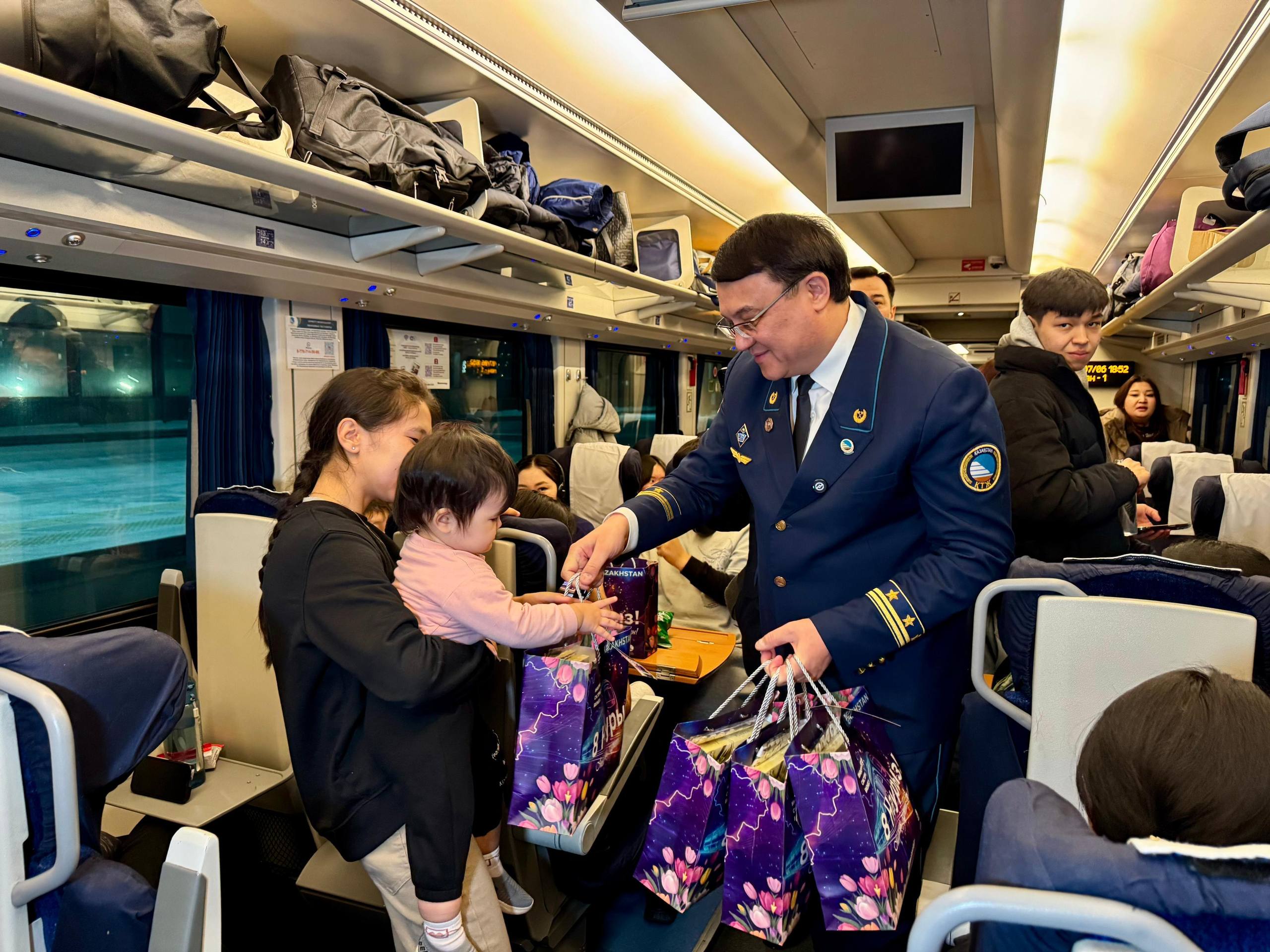 8 naýryz qarsańynda poıyzdaǵy áıelderge syılyqtar taratyldy