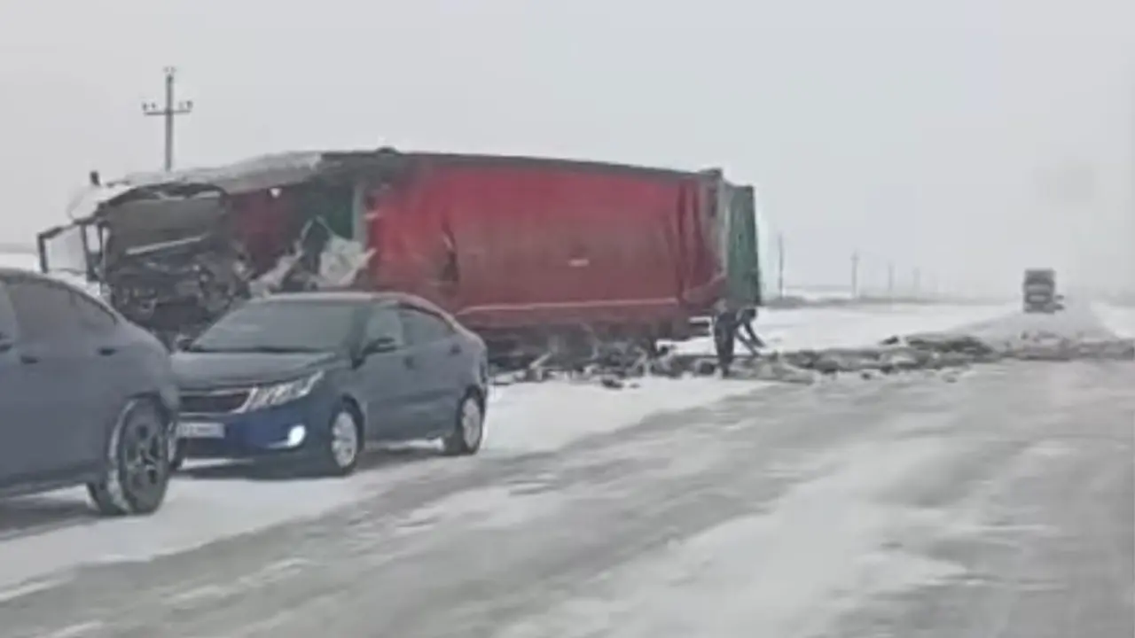 Soltústik Qazaqstanda eki júk kóligi soqtyǵysyp, bir júrgizýshi qaza tapty