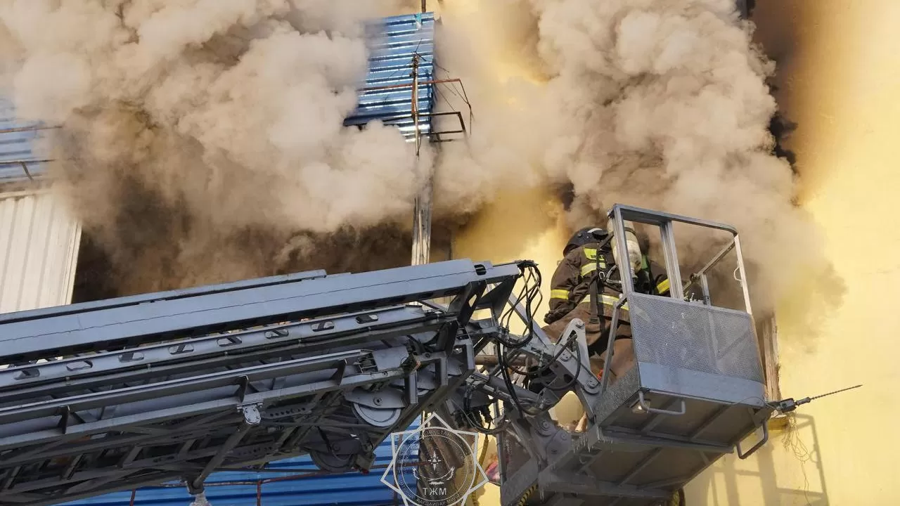 Petropavlda turǵyn úıde órt shyǵyp, 100-den astam adam evakýasııalandy