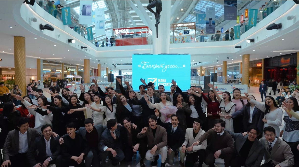 Astanadaǵy MEGA Silk Way saýda ortalyǵynda «Baqyt degen» mýzykalyq fleshmoby ótti