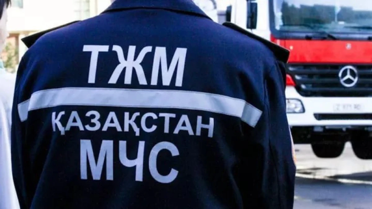 Túrkistanda 3 jasar bala dárethana shuńqyryna qulap ketti