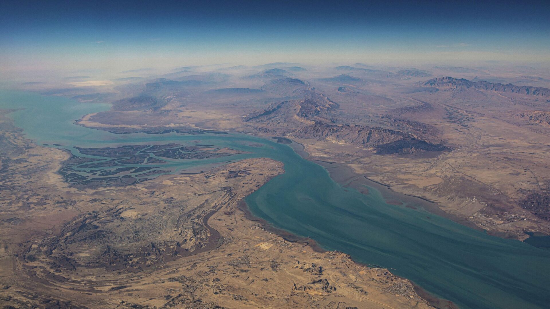 Iran Ormuz buǵazyna mınalar ornata bastady