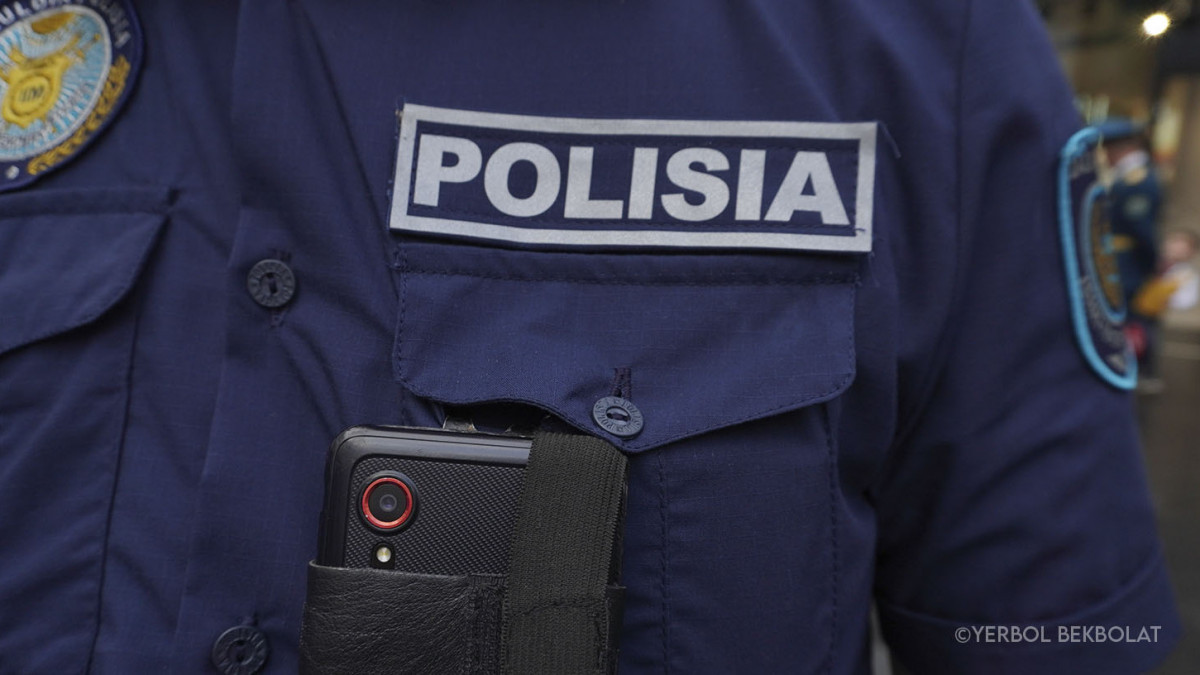 Atyraýda tikeleı efırde qyzdy aıaýsyz urǵan jigit ustaldy