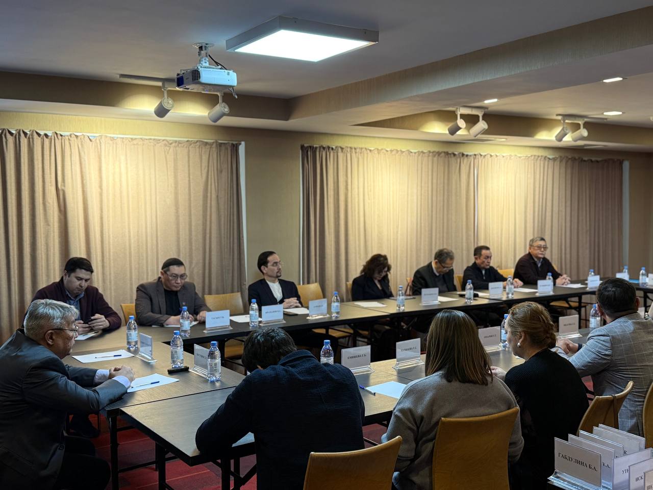 Sarapshylar jańa konstıtýsııalyq modeldegi partııalardyń rólin talqylady