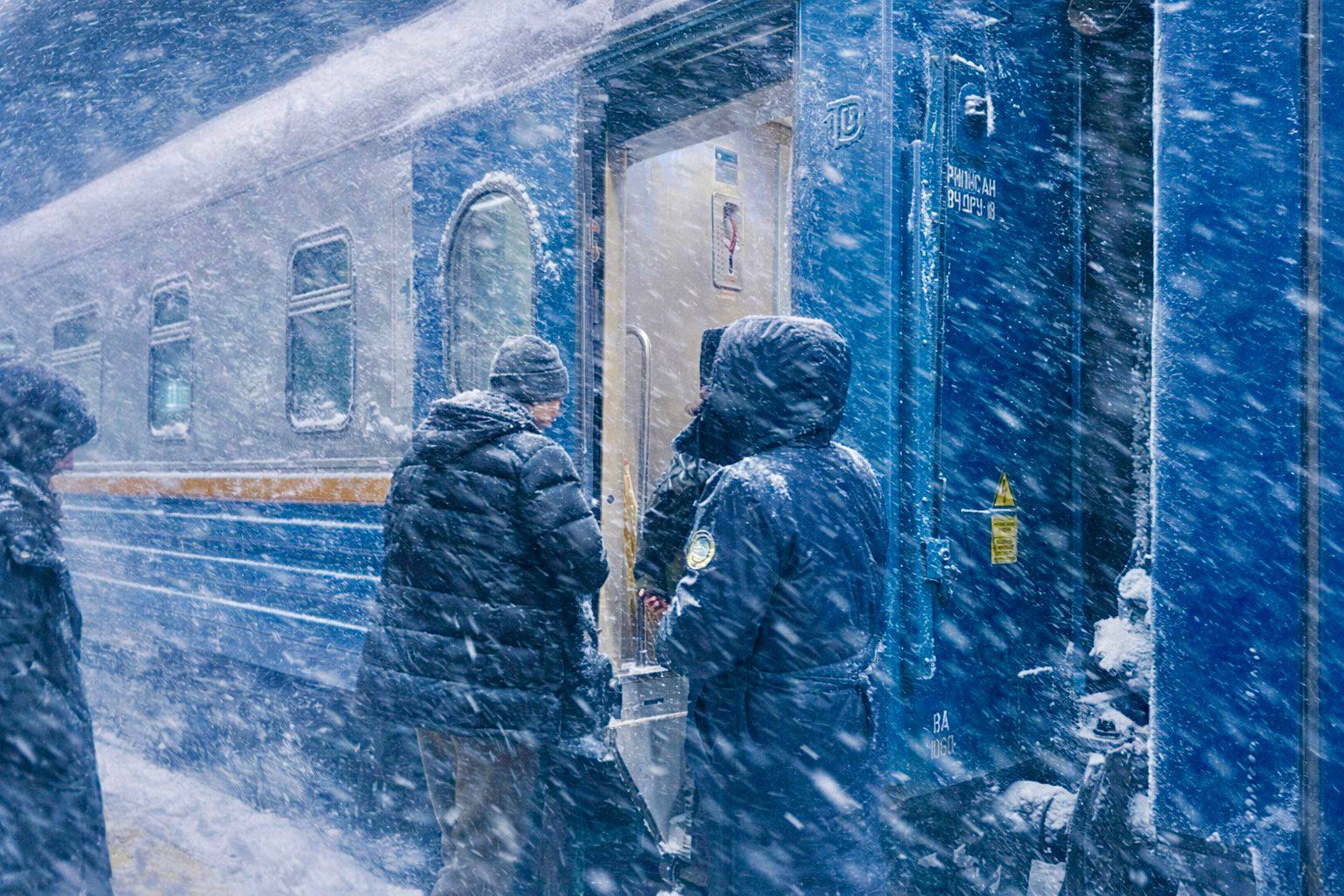 Aıazdy kúni jolda qalǵan 390 adam poıyzben tasymaldandy