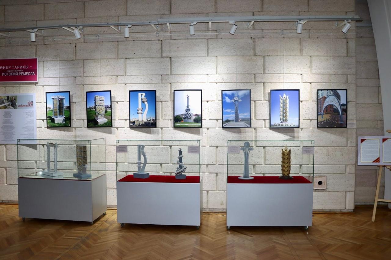 Almatyda Bolat Muhamedıev shyǵarmashylyǵyna arnalǵan kórme ashyldy