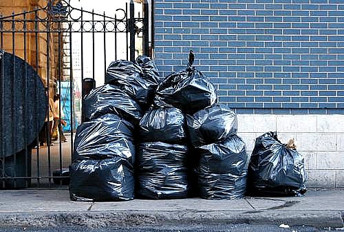 Aqtóbede qoqys alańdarynyń birinen er adamnyń máıiti tabyldy