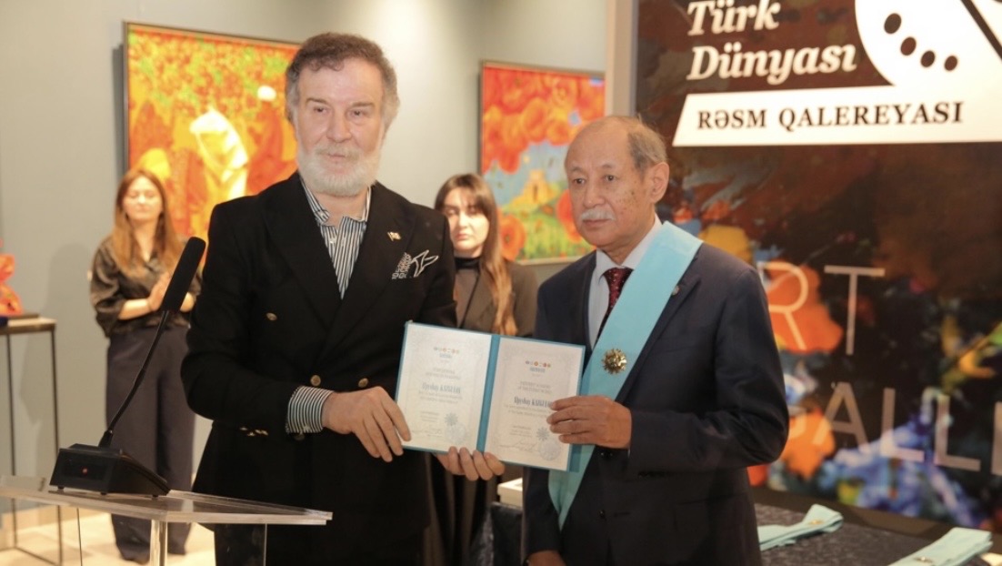 Sýretshi Alpysbaı Qazǵulovqa Túrki dúnıesi Kórkemsýret akademııasynyń ataǵy berildi