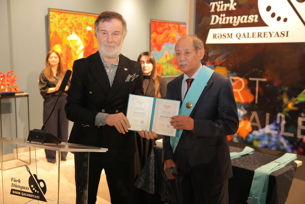 Sýretshi Alpysbaı Qazǵulovqa Túrki dúnıesi Kórkemsýret akademııasynyń ataǵy berildi