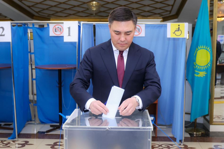 Shymkent qalasynyń ákimi Ǵabıt Syzdyqbekov referendýmda daýys berdi