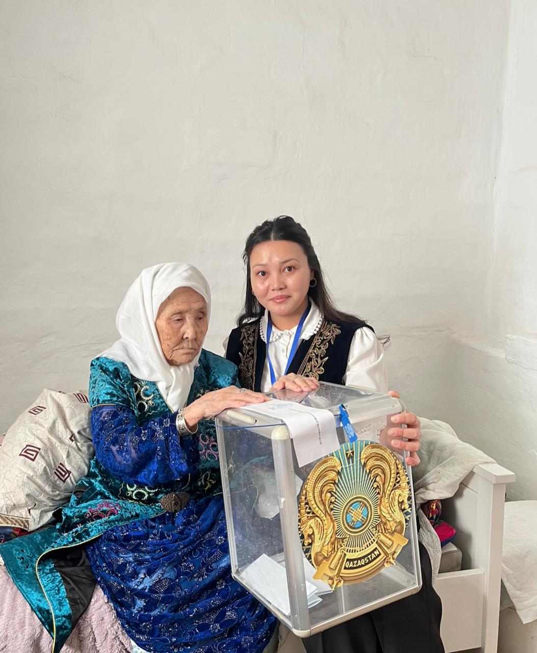 Atyraý oblysynda 100 jastaǵy tyl ardageri úıinde daýys berdi