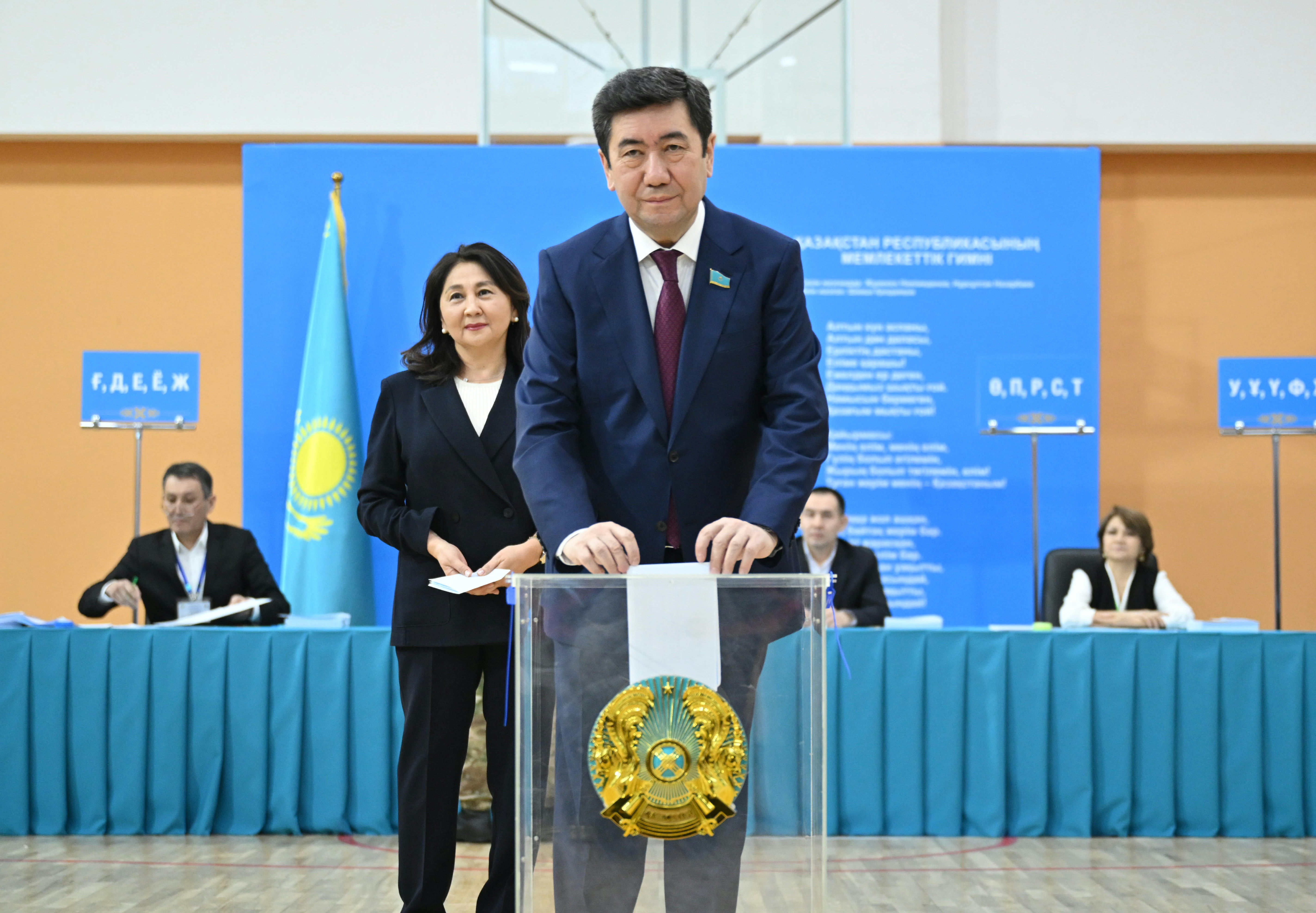 Májilis tóraǵasy Erlan Qoshanov respýblıkalyq referendýmda daýys berdi