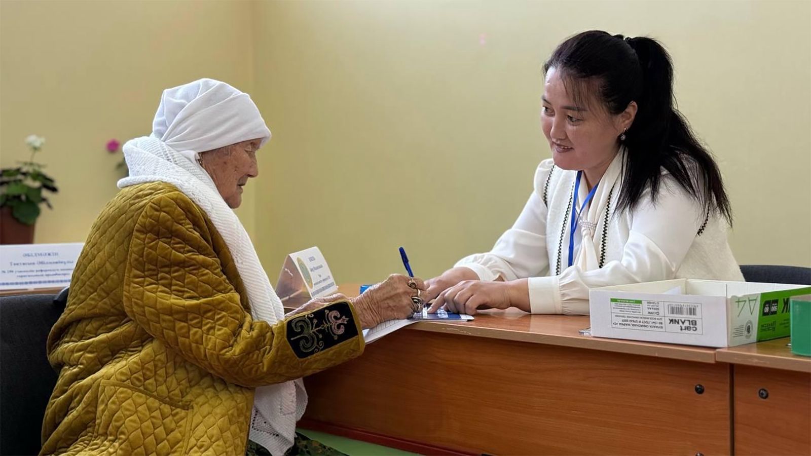 Jetisýda 105 jastaǵy áje alǵashqylardyń qatarynda daýys berdi