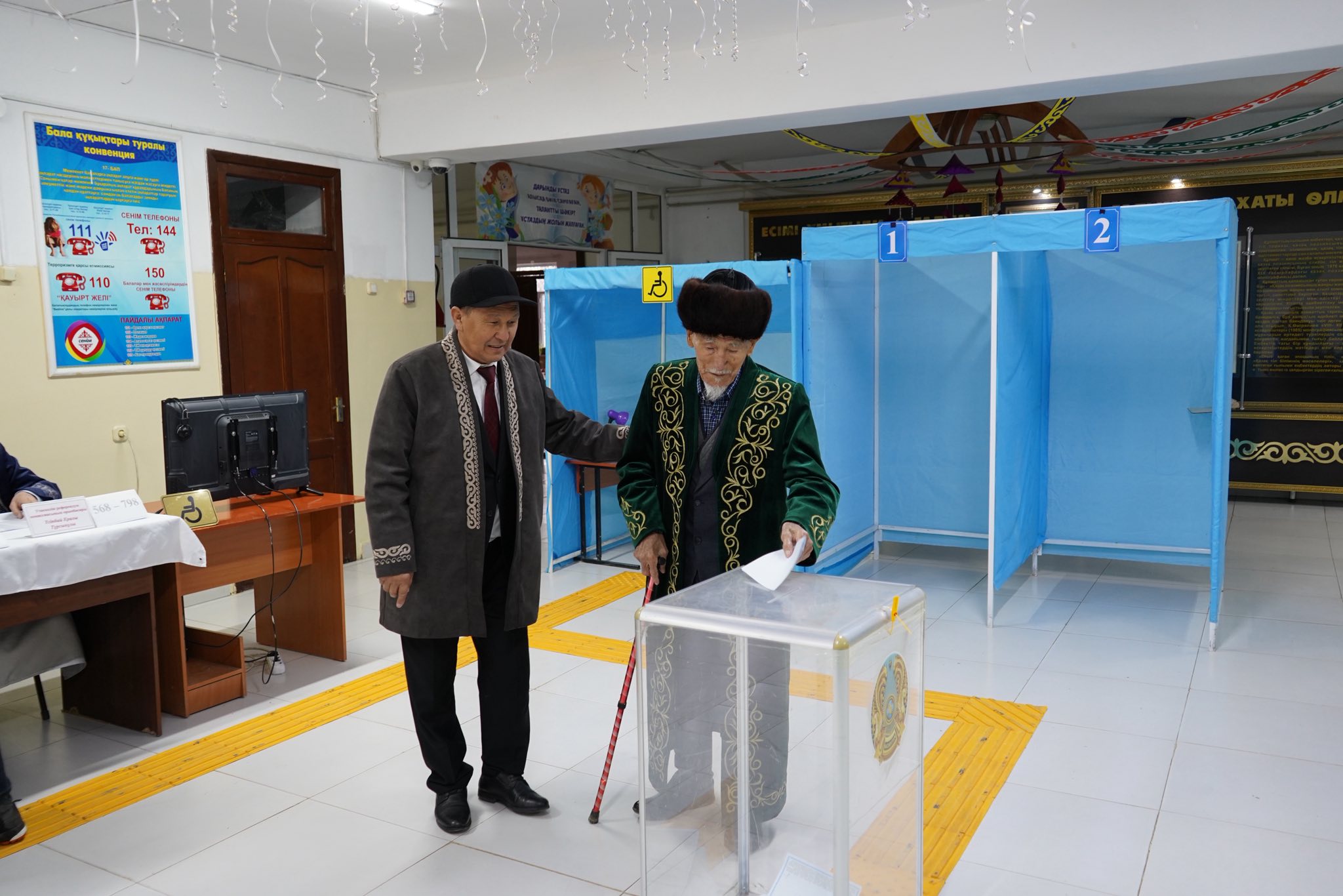 Qazyǵurtta 100 jastan asqan qarııa daýys berdi