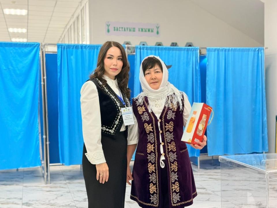 Astanada alǵashqy daýys berýshilerge syılyqtar tabystaldy