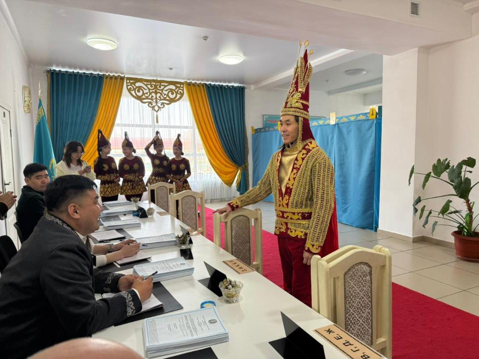 Esik qalasyndaǵy referendým ýchaskesine «Altyn adam» keldi