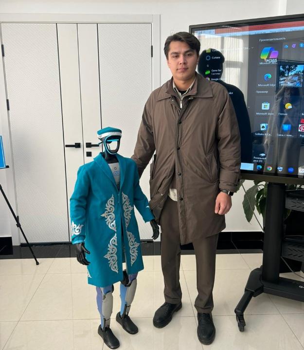 Almaty oblysynyń turǵyny referendým ýchaskesine ulttyq kıim kıgen robotpen keldi