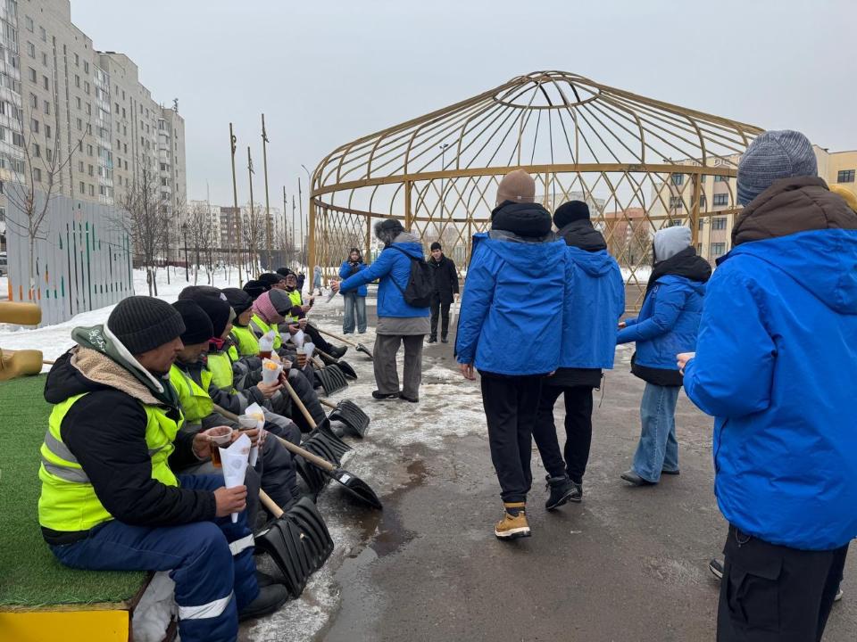 Qaıyrymdylyq jasaý kúni: Elordada volonterler ystyq shaı men baýyrsaq taratty