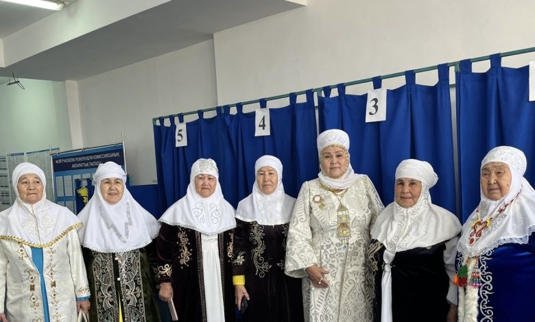 Atyraýlyq ájeler referendým ýchaskesine aq kımeshekpen keldi