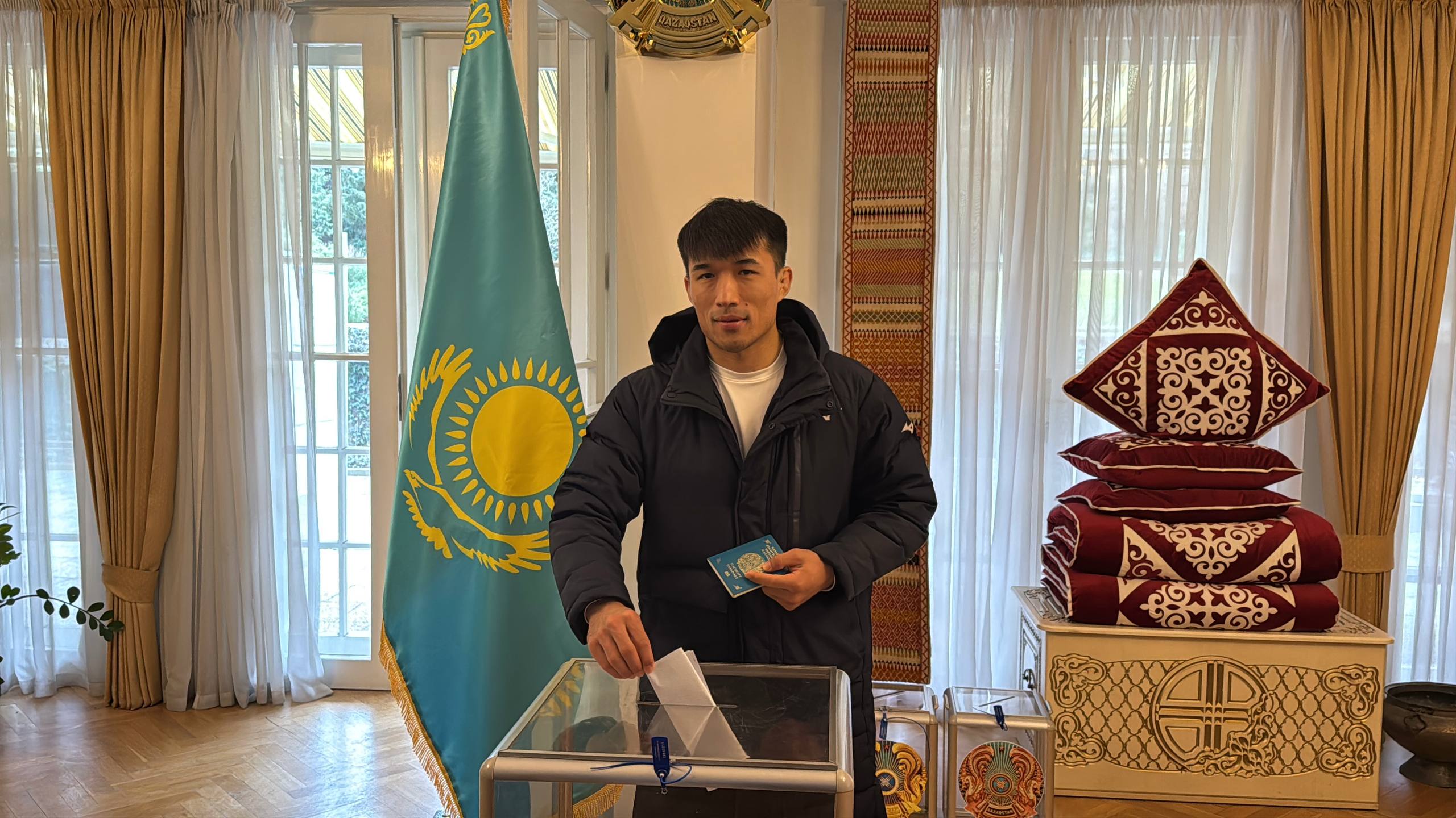 Ǵusman Qyrǵyzbaev pen Ábıba Ábýjaqynova Chehııadaǵy referendým ýchaskesinde tańdaý jasady