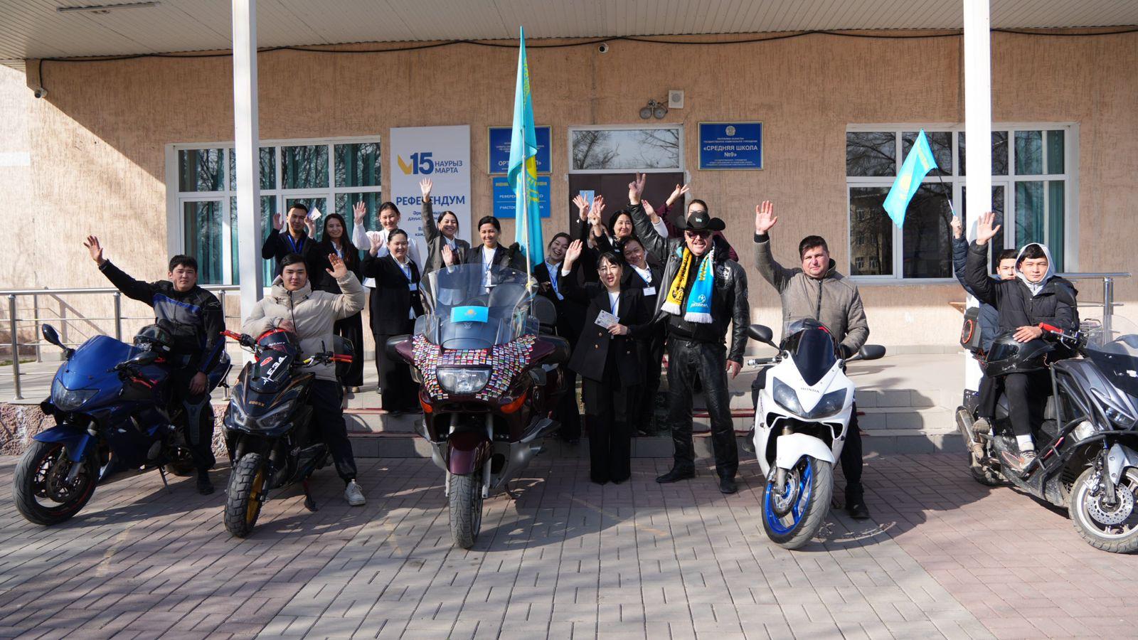 Motosıklmen 170 eldi aralaǵan saıahatshy referendýmda daýys berdi