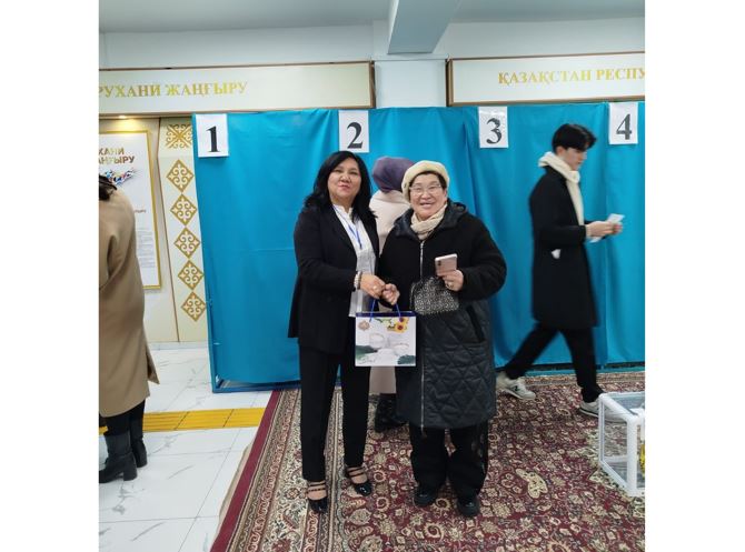 Almatyda alǵashqy daýys berýshilerge syılyq úlestirildi