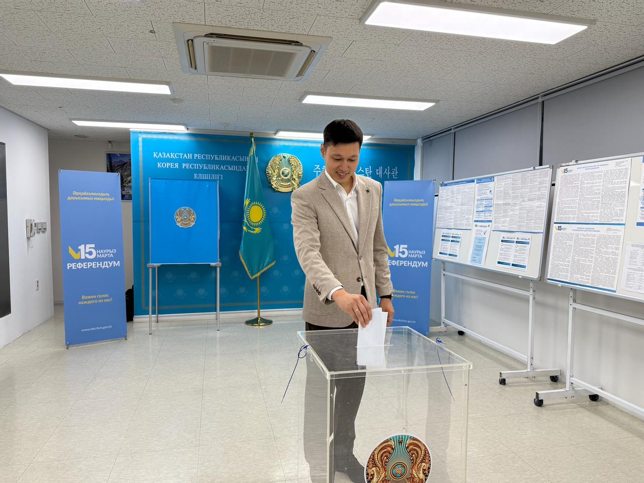 Referendým: Qazaqstan azamaty Seýlde alǵashqylardyń biri bolyp daýys berdi