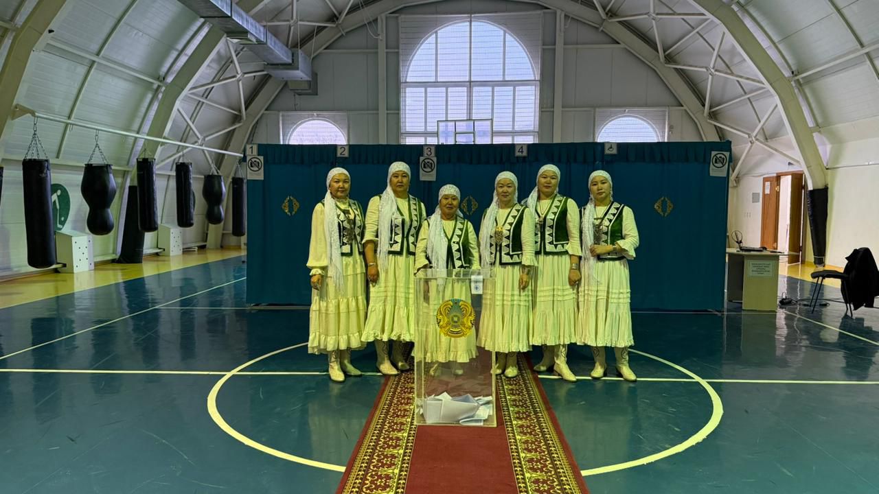 Mańǵystaýda bir áýlettiń kelinderi referendýmǵa qatysty